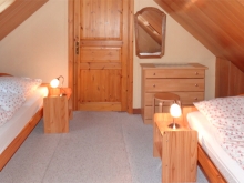 Schlafzimmer im Obergeschoss mit zwei getrennten Betten